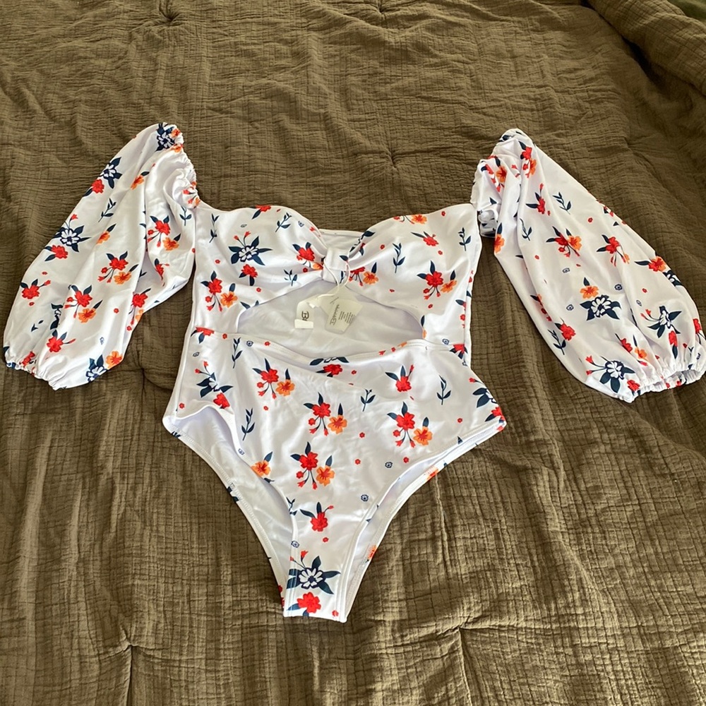 Nwt bikinishe sleeved swimsuit size Large